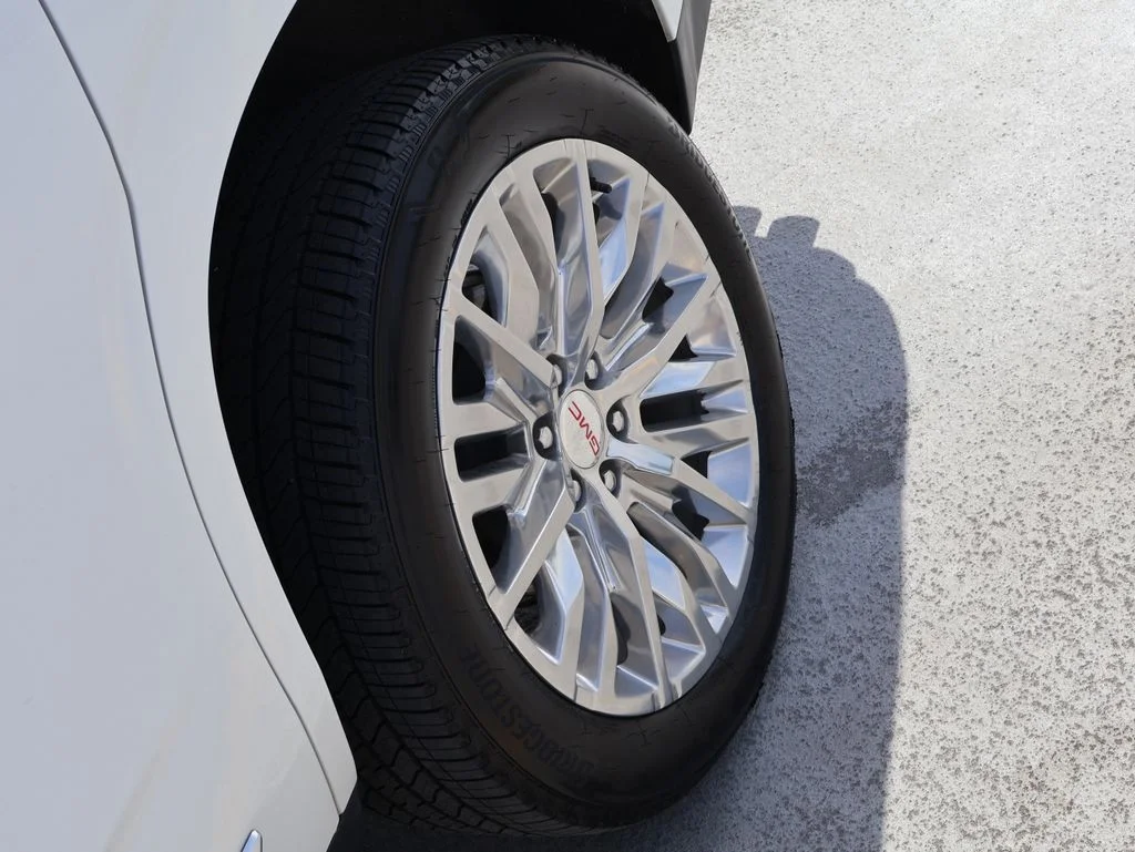 Used 2023 White Frost Tricoat GMC Denali image 40