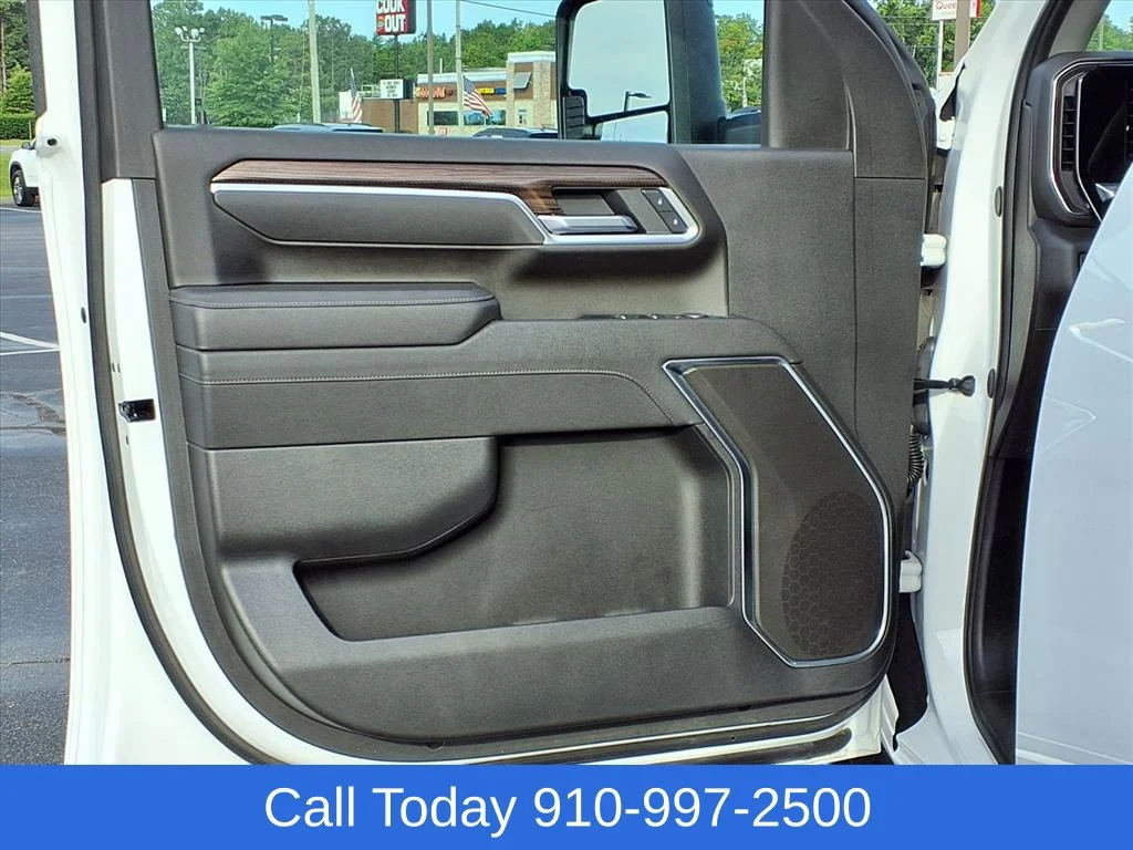 Used 2025 Summit White Chevrolet LT image 11