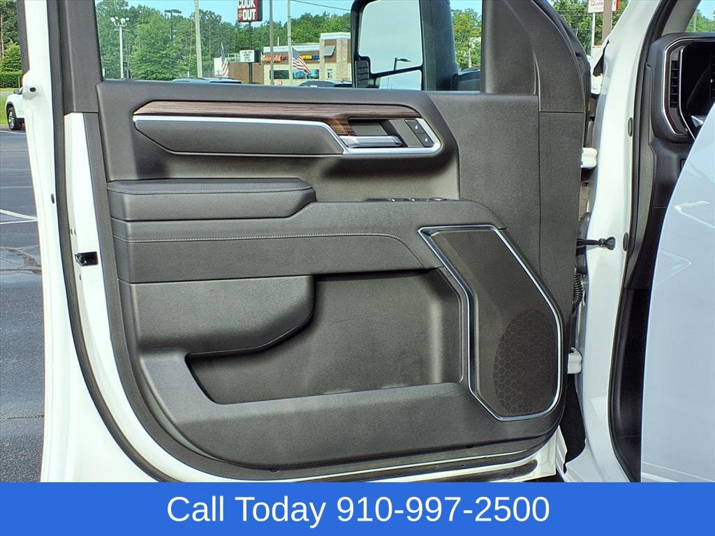 Used 2025 Summit White Chevrolet LT image 11