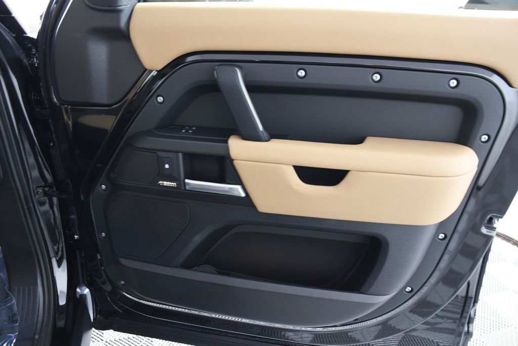 New 2026 Santorini Blk Land Rover X image 18