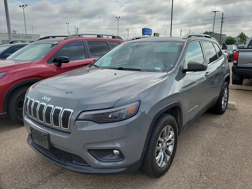 Used 2021  Jeep Latitude Lux image 4