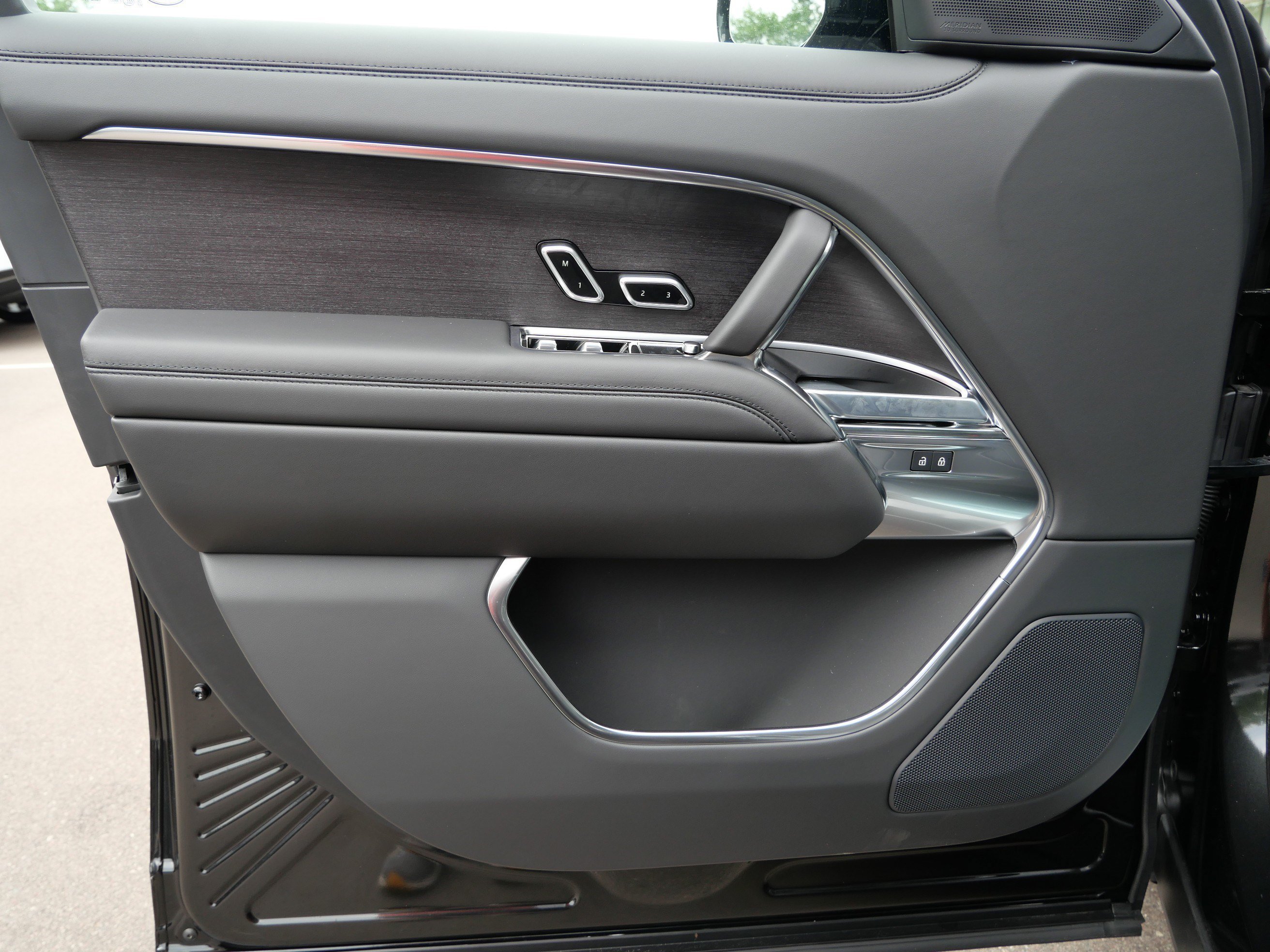 New 2026 Santorini Black Land Rover SE image 4