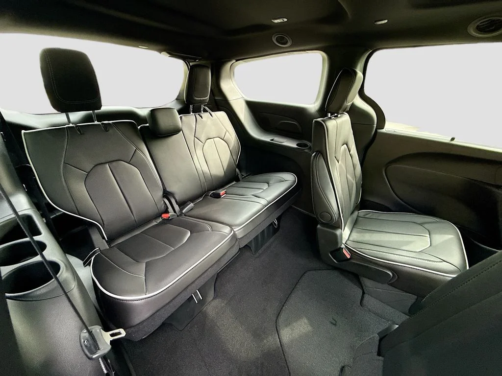 New 2027 Bright White Clearcoat Chrysler Limited image 32