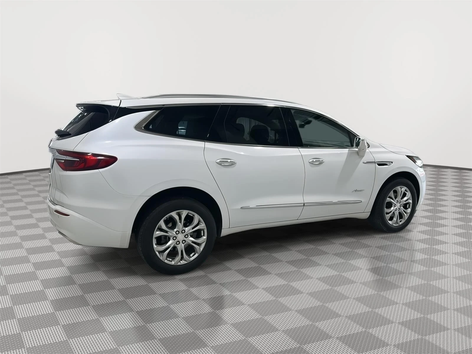 Used 2020 WHITE FROST TRICOAT Buick Avenir image 6