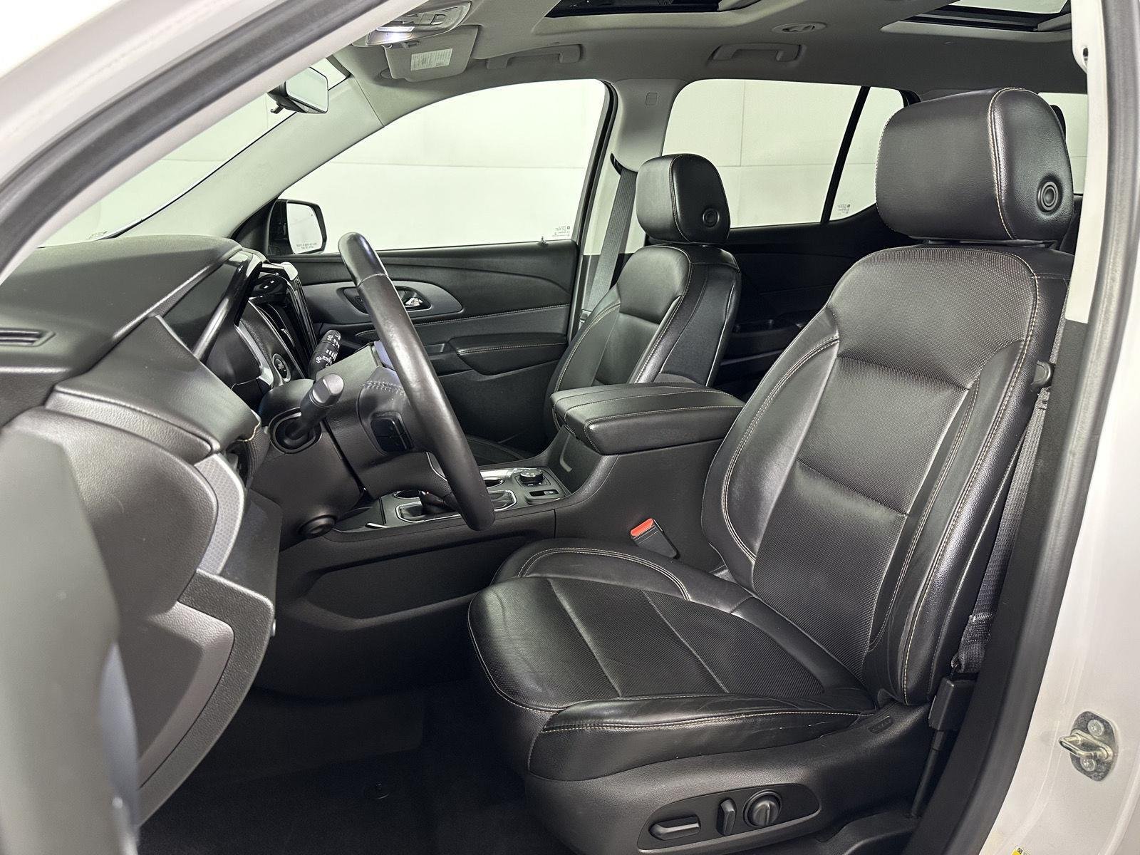 Used 2018 Iridescent Pearl Tricoat Chevrolet Premier image 17