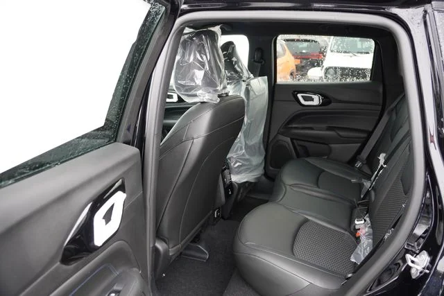 New 2026 Diamond Black Crystal Pearl-Coat Exterior Paint Jeep Altitude image 11