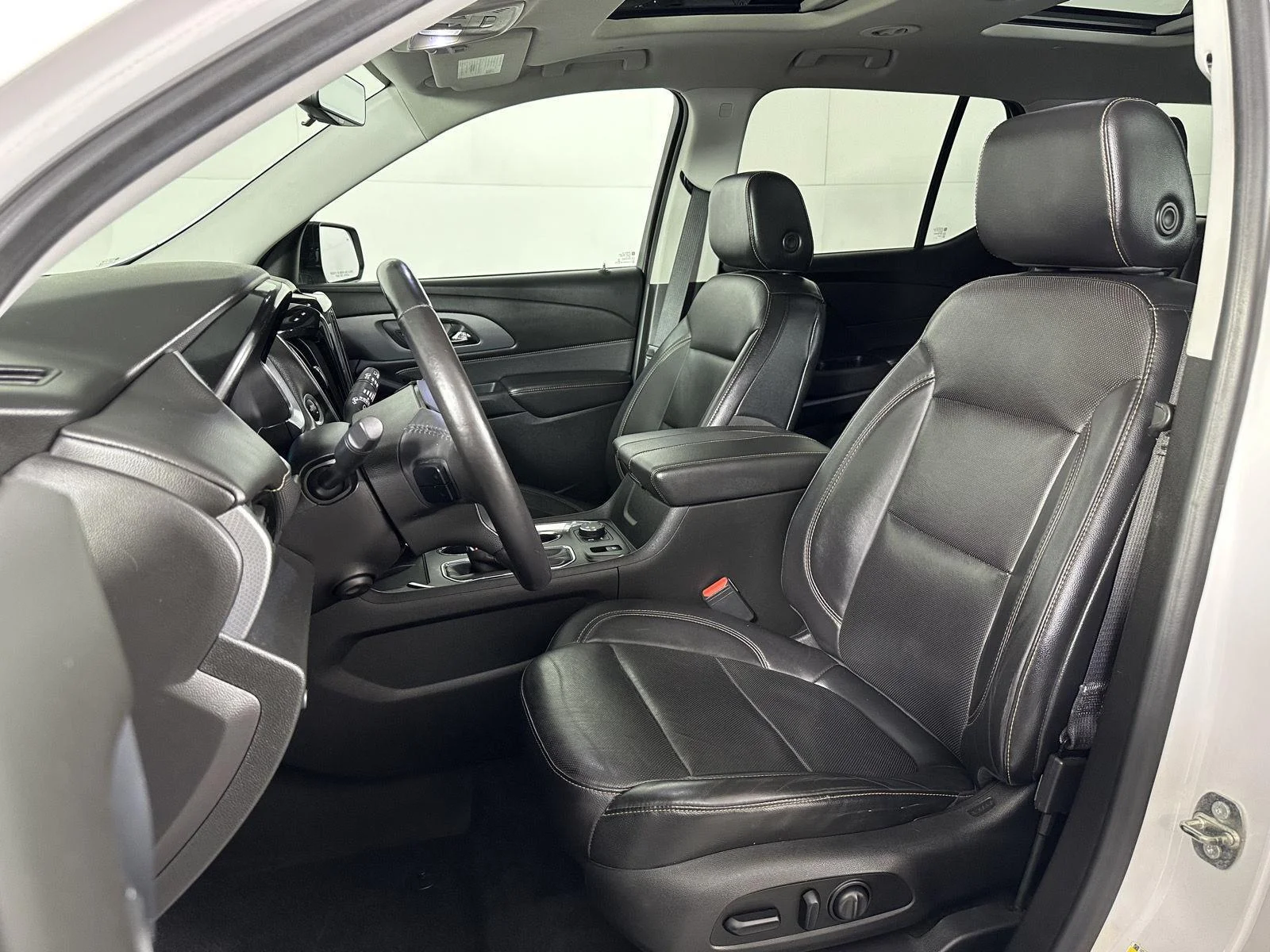 Used 2018 Iridescent Pearl Tricoat Chevrolet Premier image 17