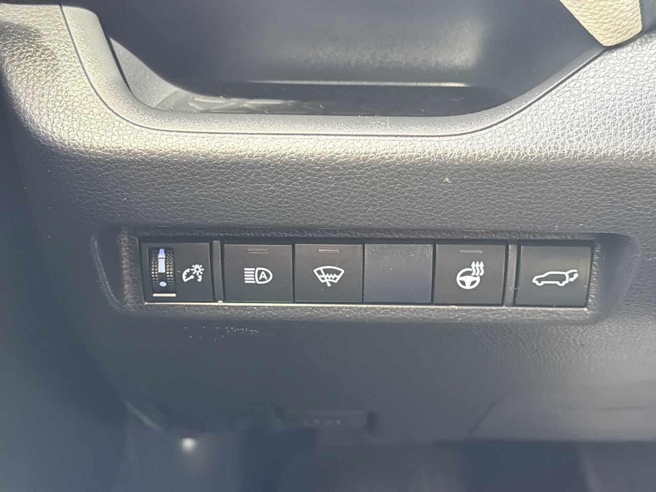 Used 2020 Silver Sky Metallic Toyota XLE Premium image 26