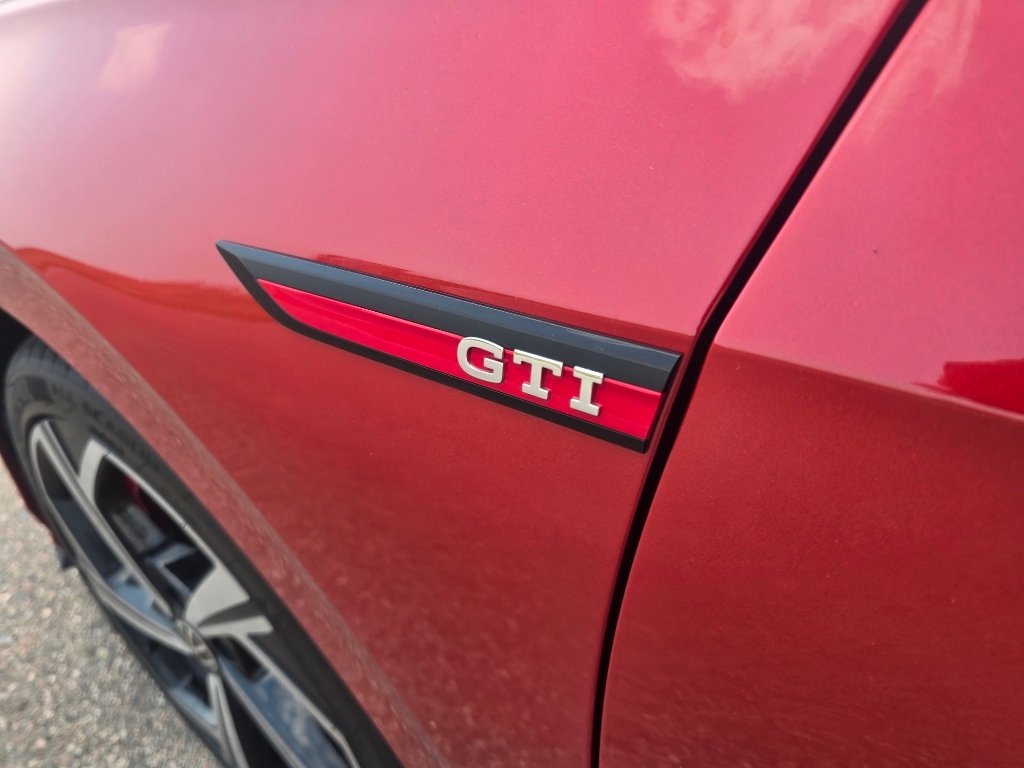 Used 2024 Kings Red Metallic Volkswagen SE image 11