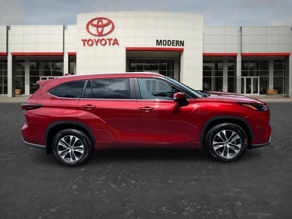 Used 2026 Ruby Flare Pearl Toyota XLE image 4