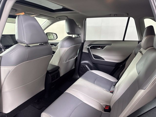 Used 2019 Silver Toyota XLE Premium image 12