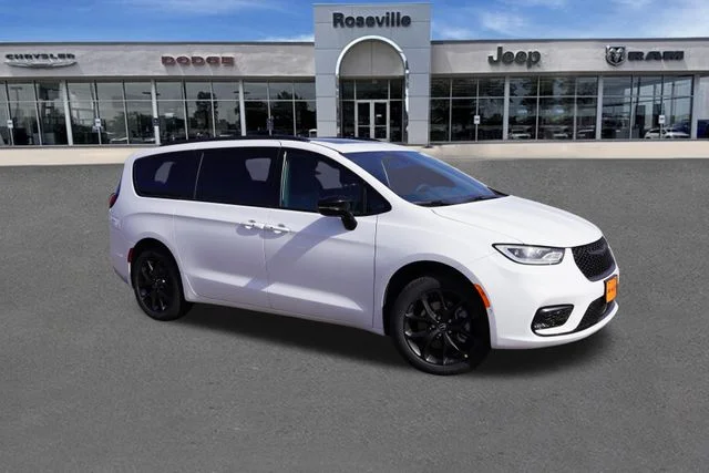 New 2026 Bright White Clear-Coat Exterior Paint Chrysler Limited image 2