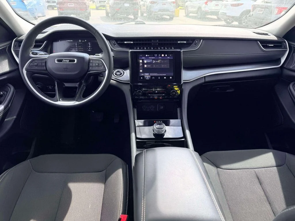 Used 2023 White/off-white Jeep Laredo image 3