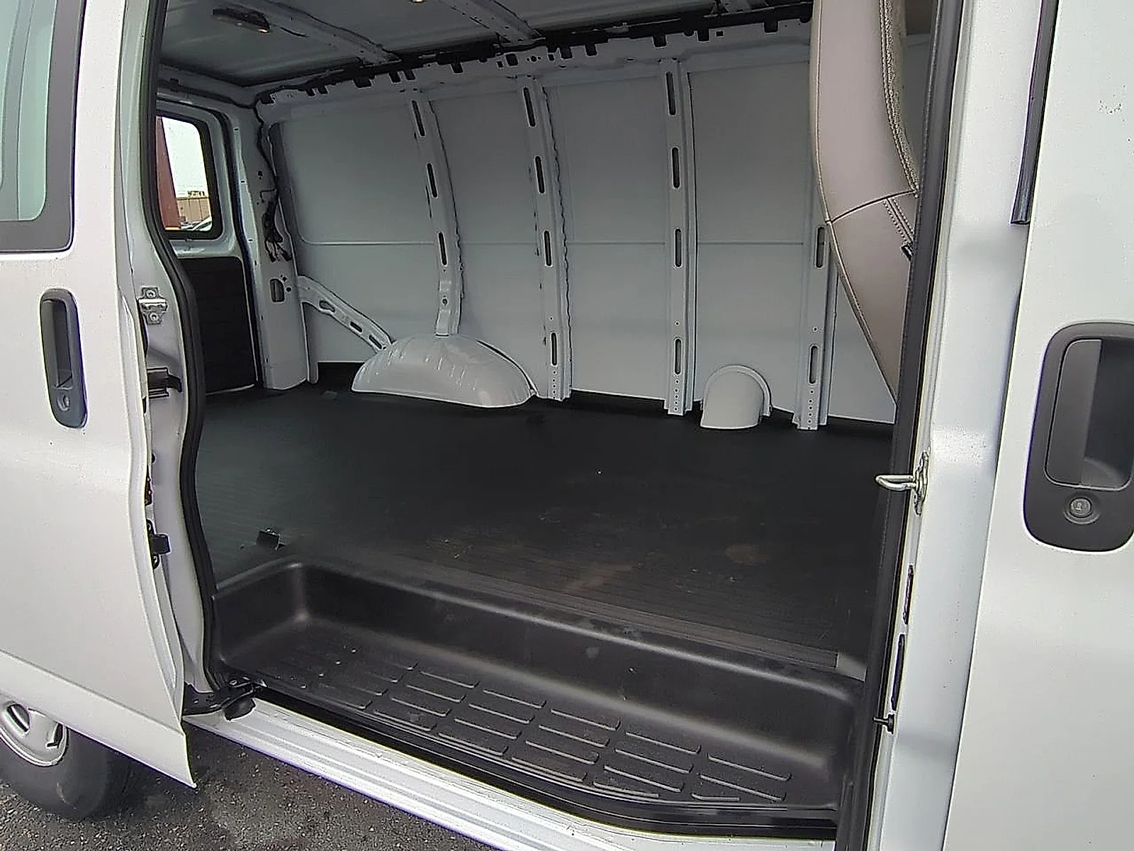 2025 Chevrolet Express Cargo Work Van - Photo 29