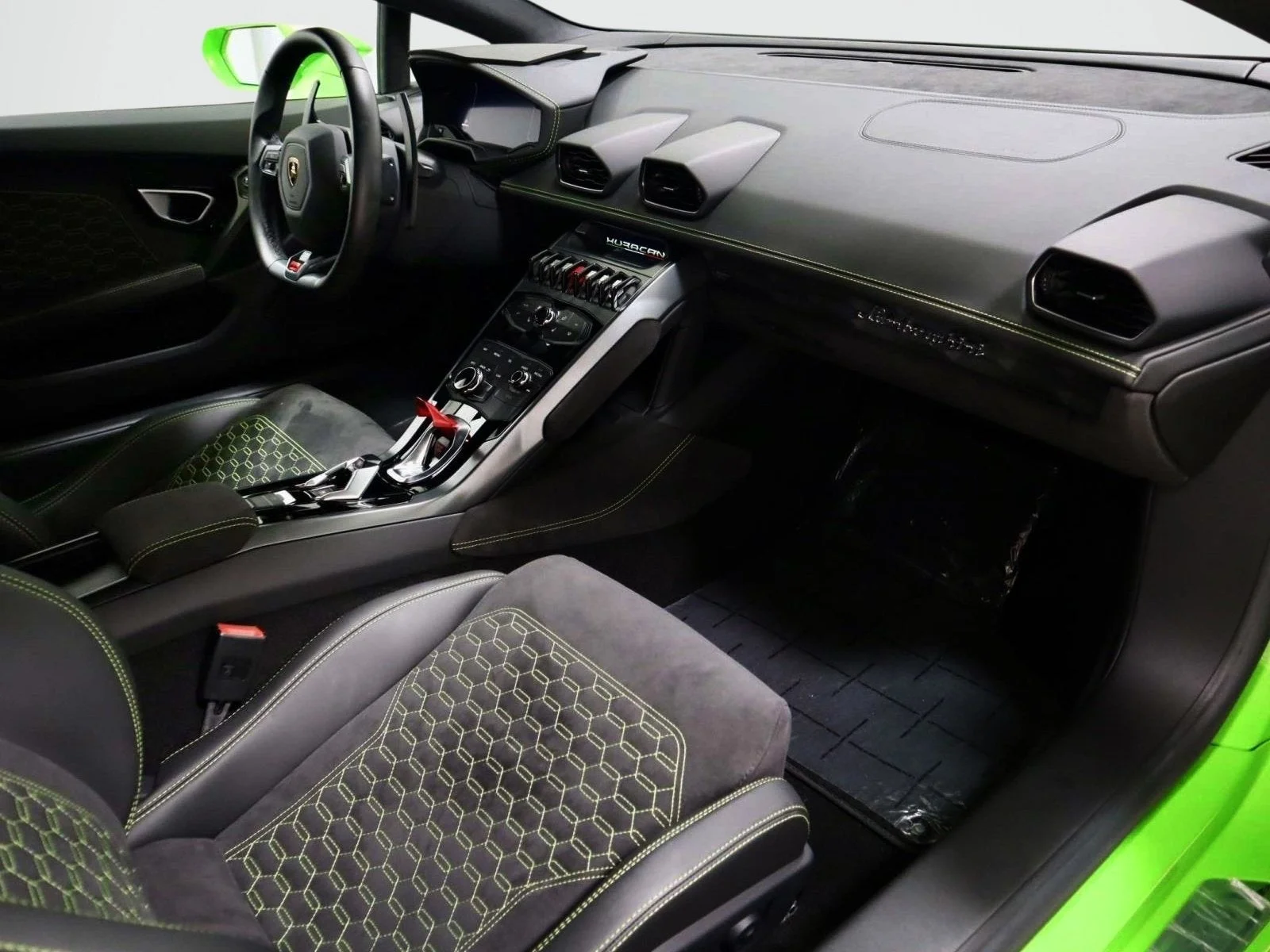 Used 2018 Verde Mantis Pearl Effect Lamborghini  image 13