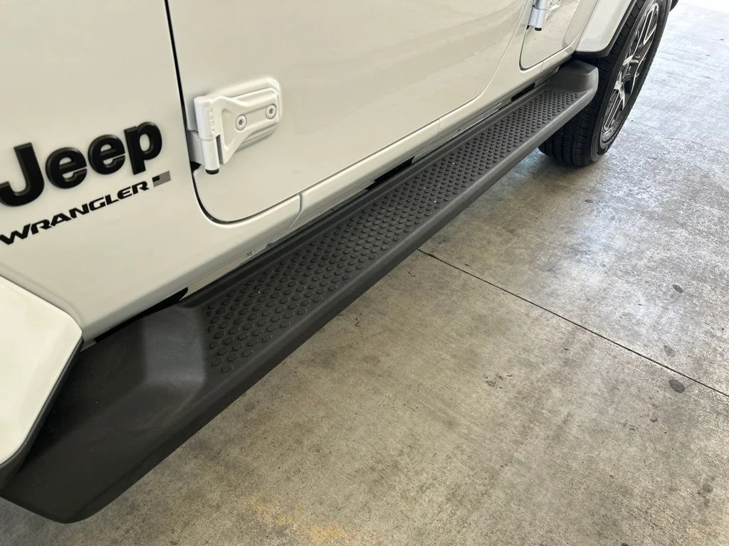 Used 2025 White Jeep Sahara image 16