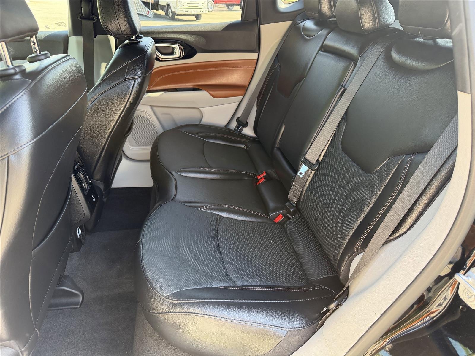 Used 2023 Diamond Black Crystal Pearlcoat Jeep Limited image 23