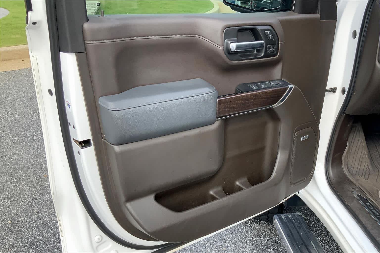 Used 2019 White Frost Tricoat GMC Denali image 22