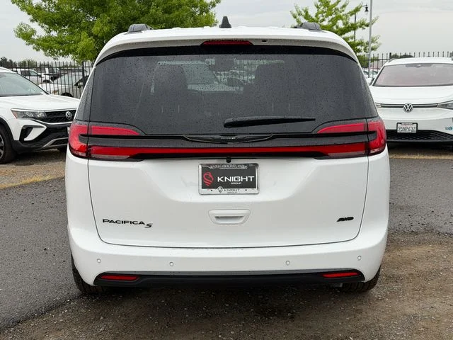 New 2026 Bright White Clear-Coat Exterior Paint Chrysler Select image 7