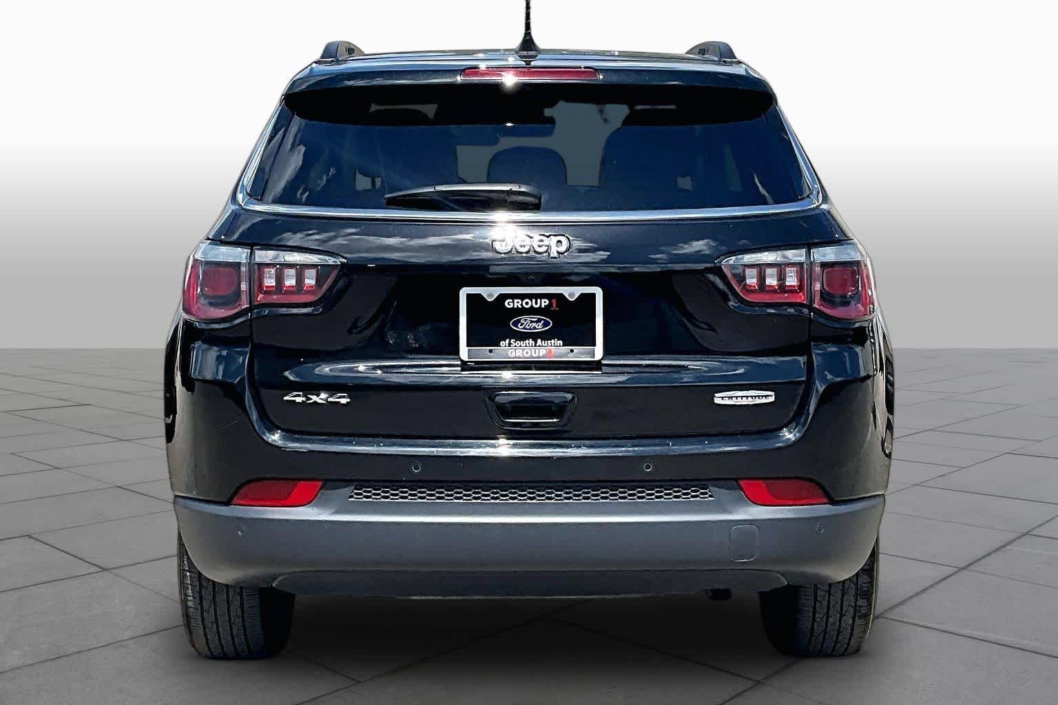 Used 2020 Diamond Black Crystal Pearlcoat Jeep Latitude w/Sun/Safety Pkg image 5