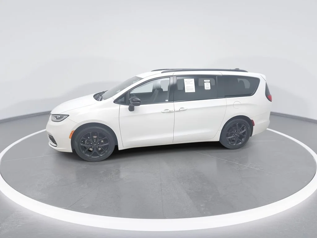 Used 2024 White Chrysler Touring L image 4