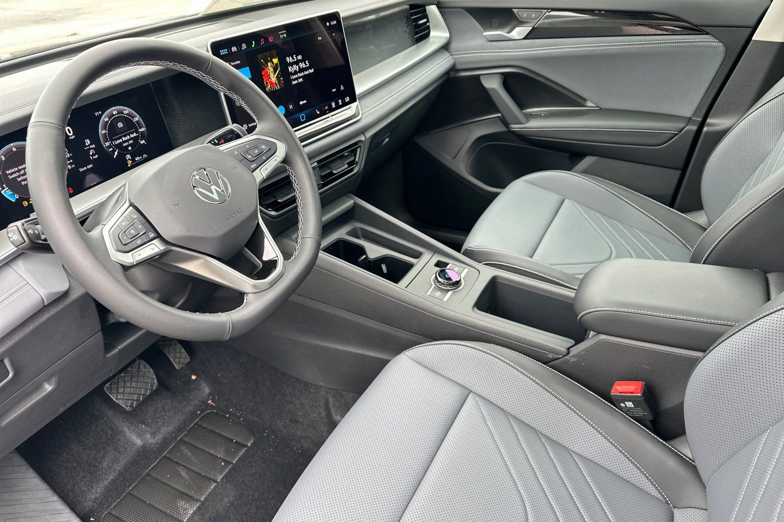 New 2026 Deep Black Pearl Volkswagen 2.0T SE image 10