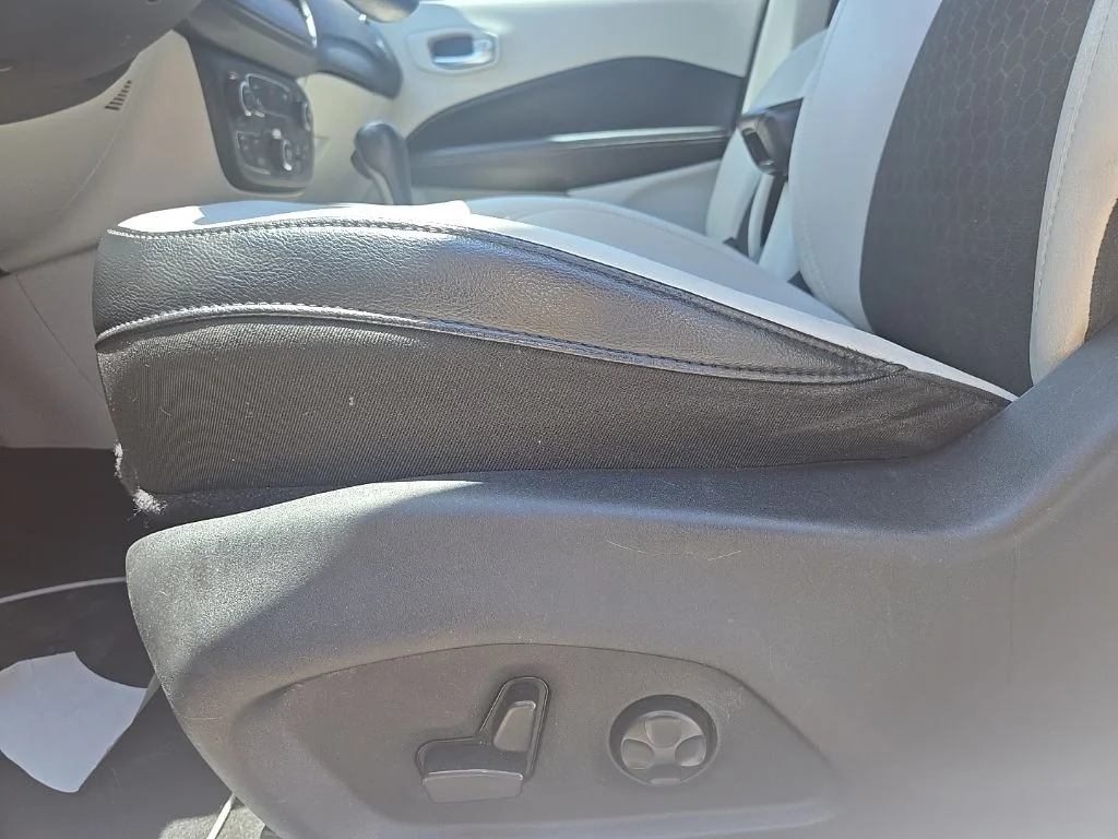 Used 2017 White Jeep Latitude image 5