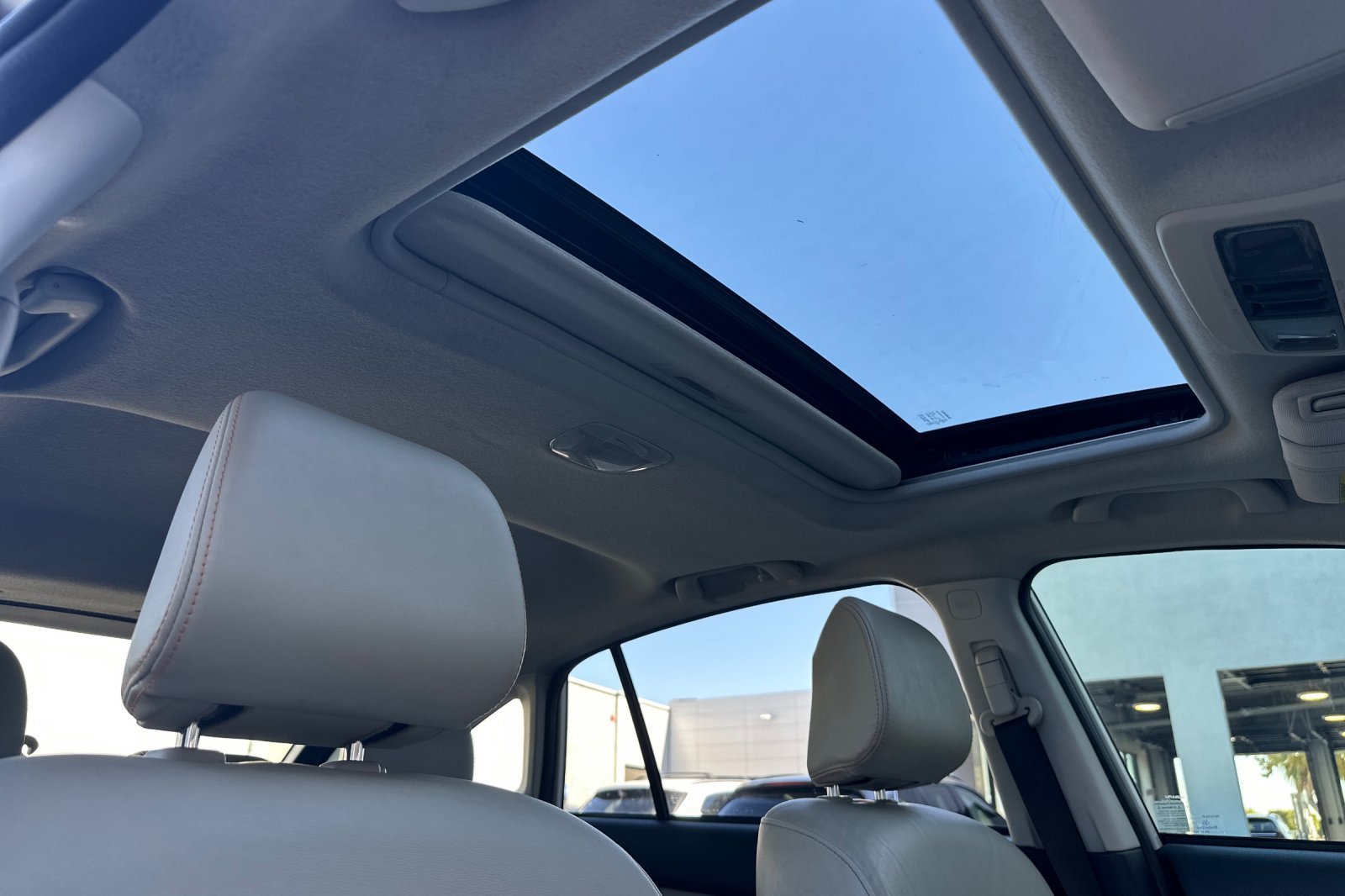 Used 2016 White Subaru 2.0i Limited image 18