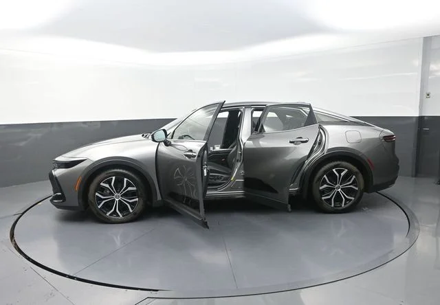 Used 2023  Toyota XLE image 40
