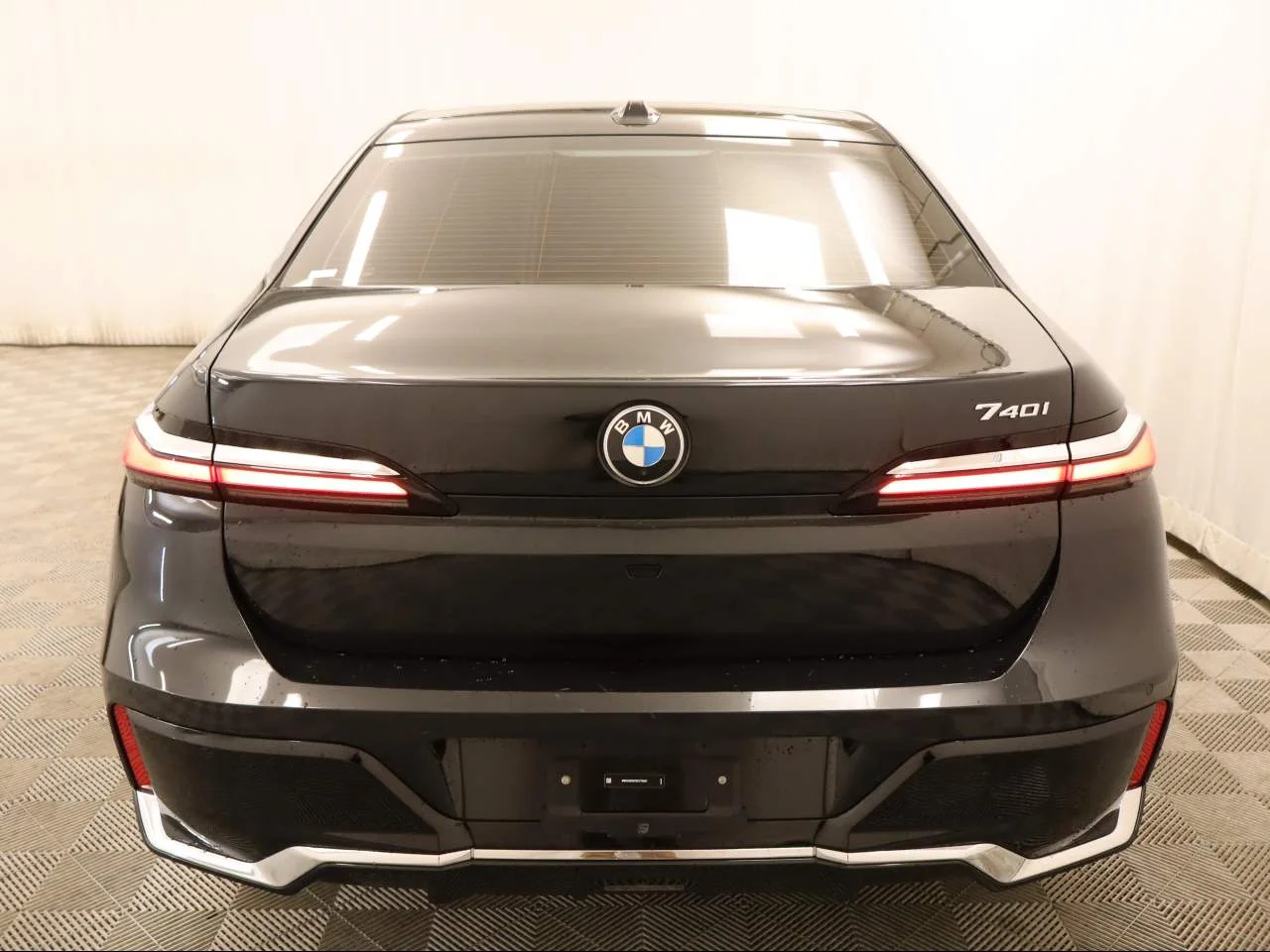 Used 2025 Black Sapphire Metallic BMW 740i image 5