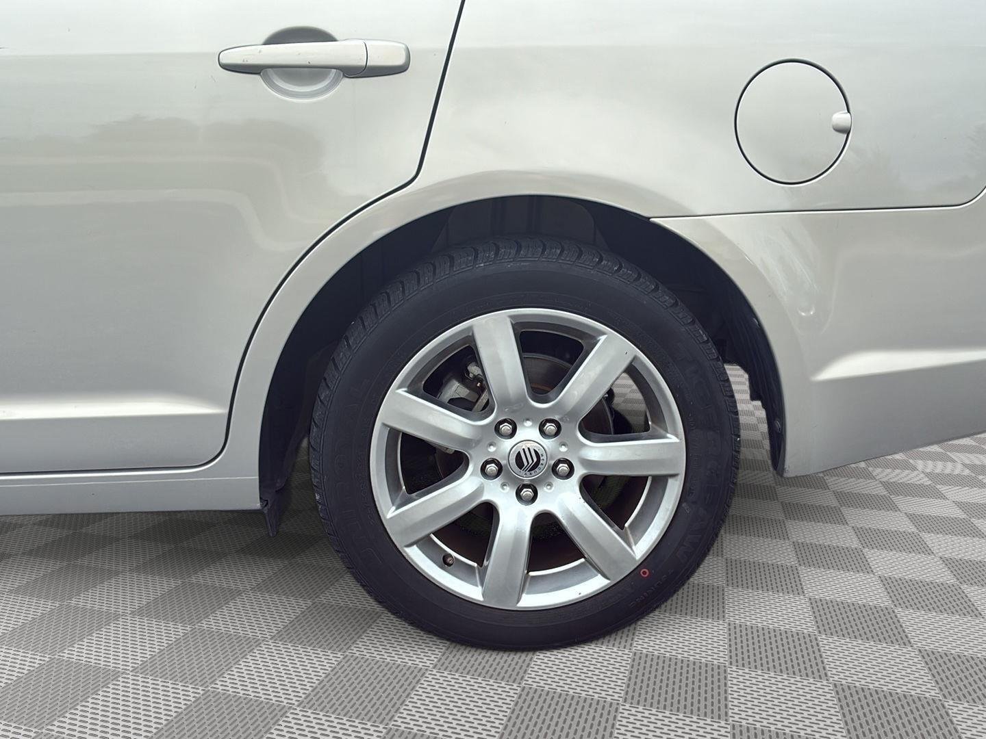 Used 2010 GOLD Mercury Premier image 9