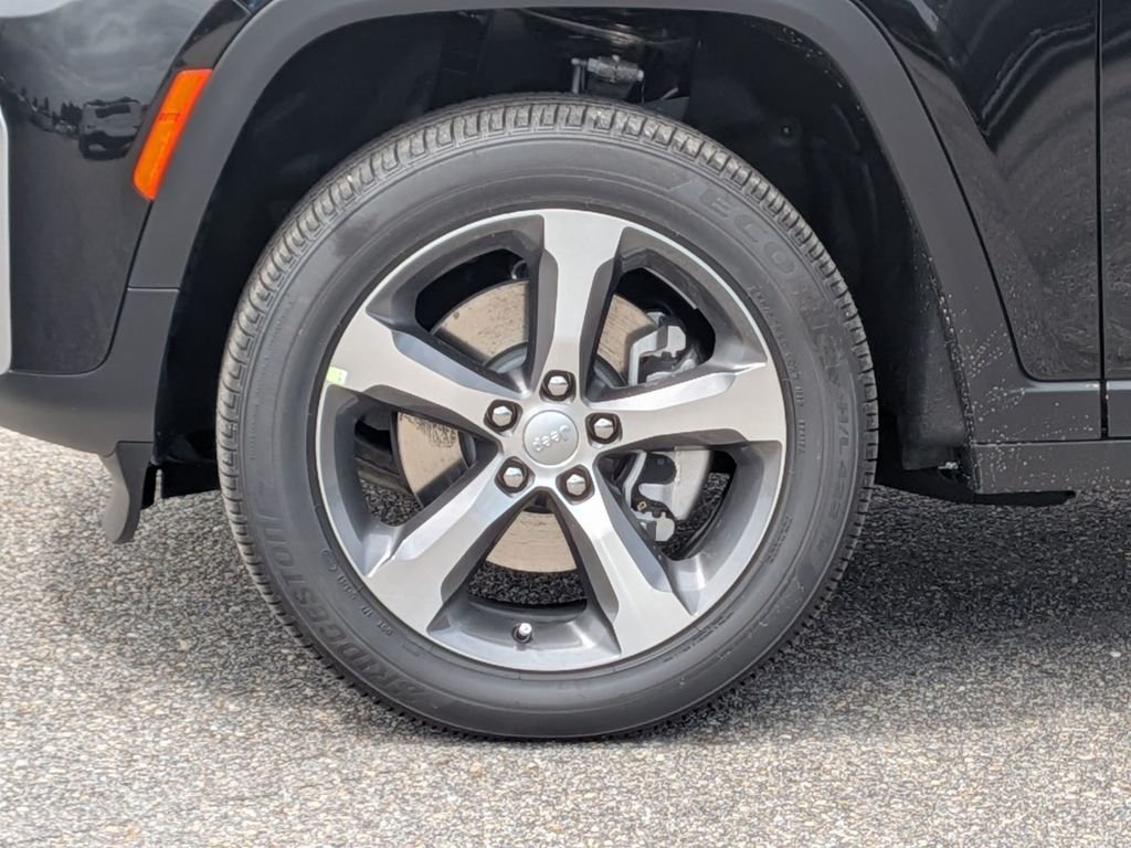 New 2026 Diamond Black Crystal Pearl-Coat Exterior Paint Jeep Limited image 12