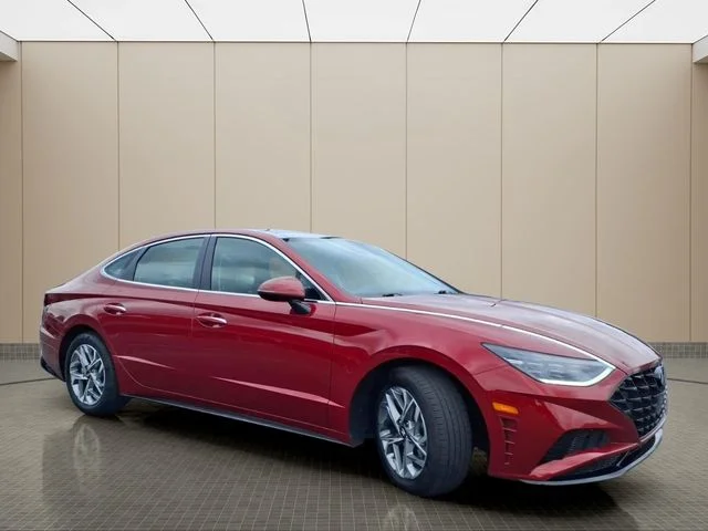 Used 2023 Red Hyundai SEL image 4