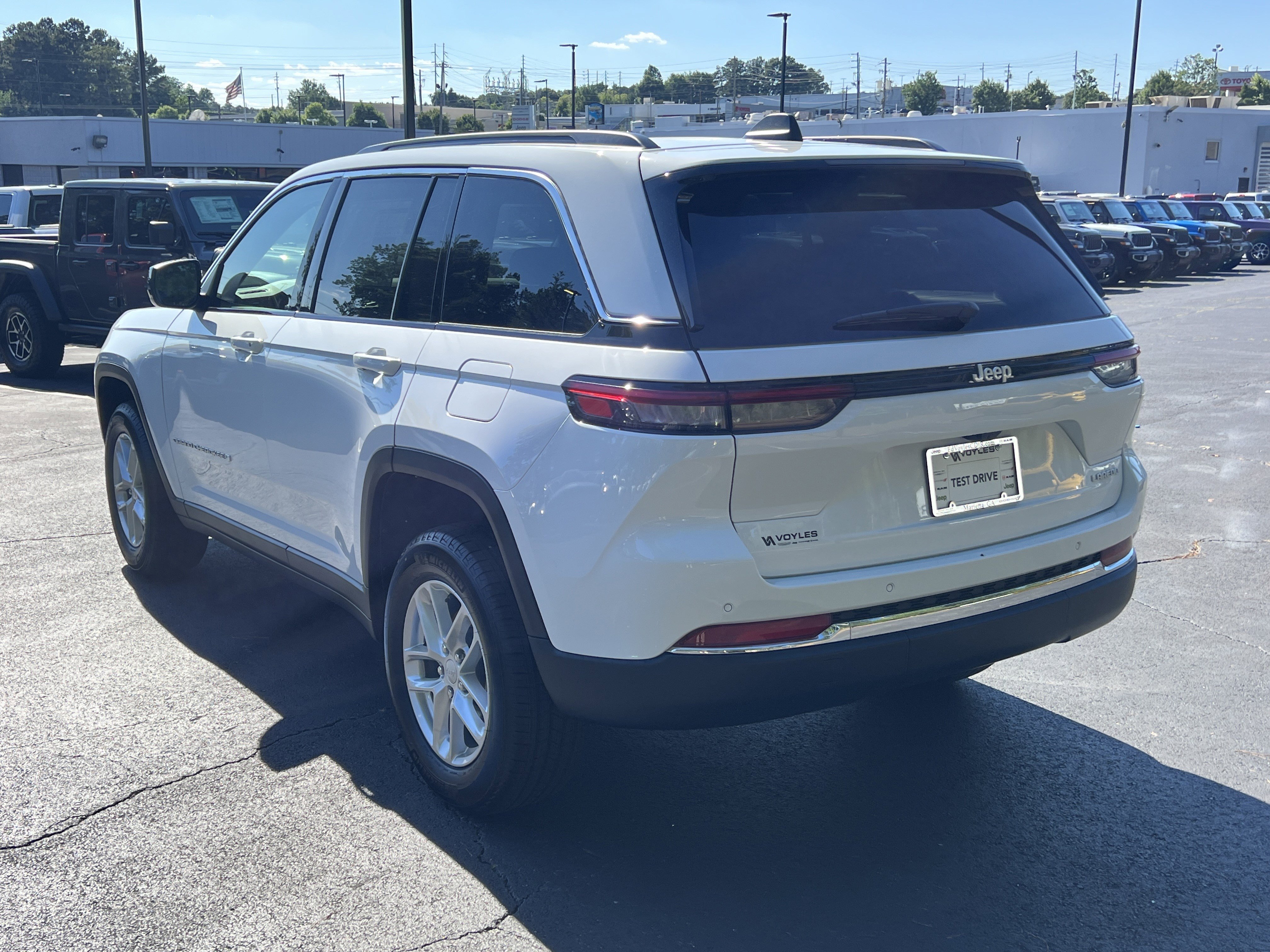 New 2026 Bright White Clear-Coat Exterior Paint Jeep Laredo image 6