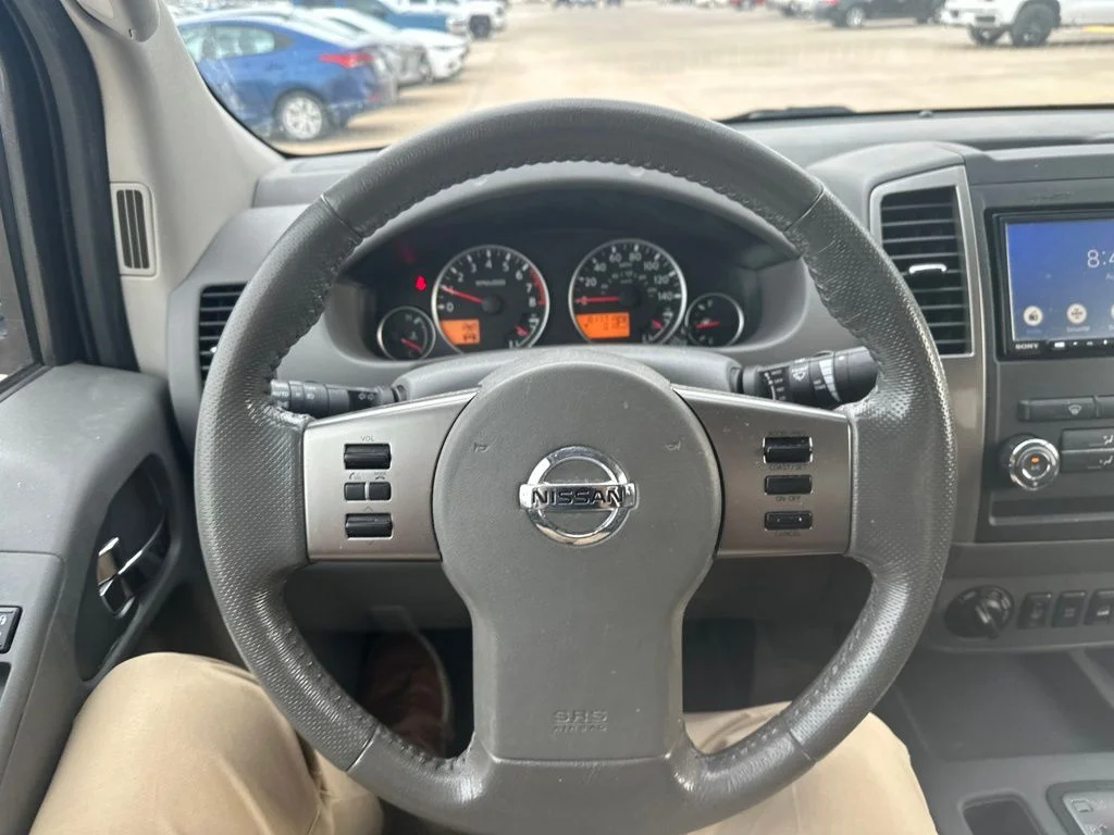 Used 2011 White Nissan SL image 9