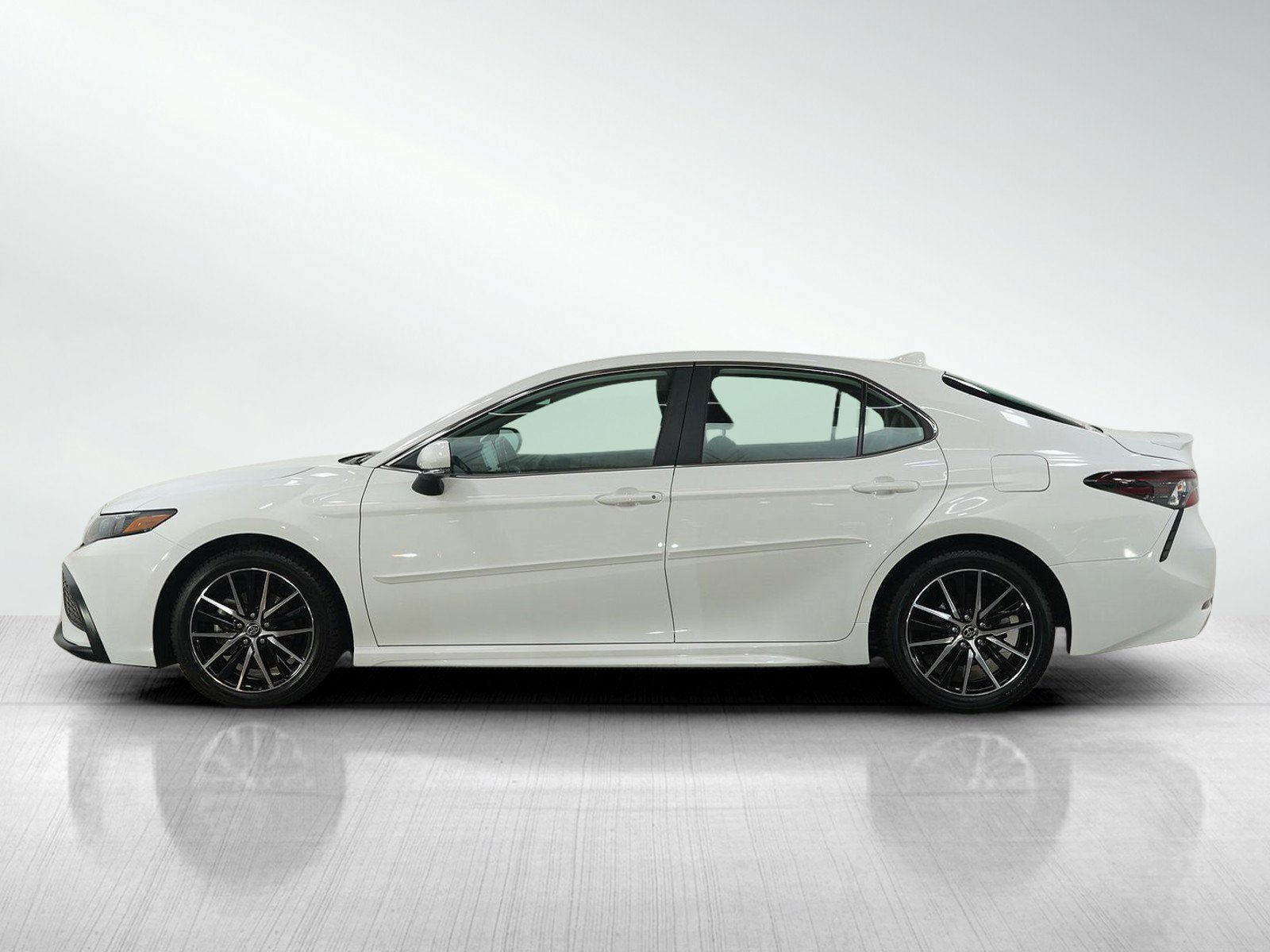 Used 2021 Toyota Camry SE with VIN 4T1G11AK3MU431539 for sale in Burnsville, Minnesota