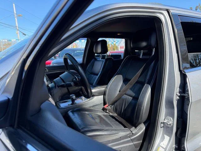 Used 2015 Silver Jeep Limited image 22