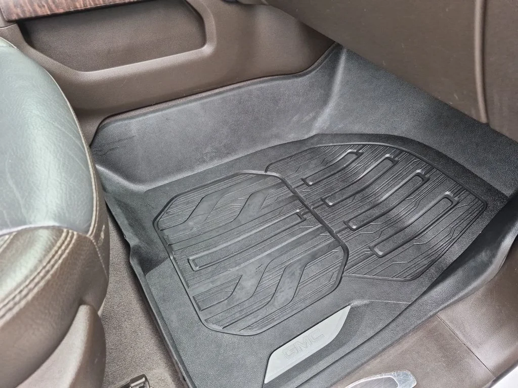 Used 2020 White GMC Denali image 39