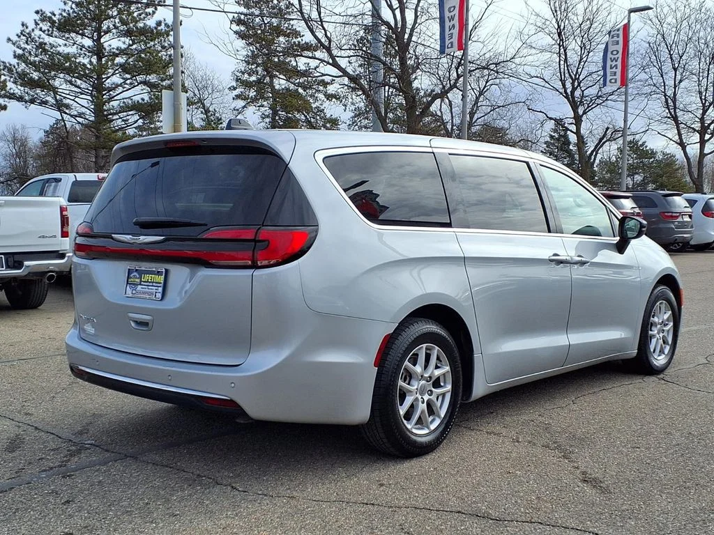 Used 2024 Silver Chrysler Touring L image 5