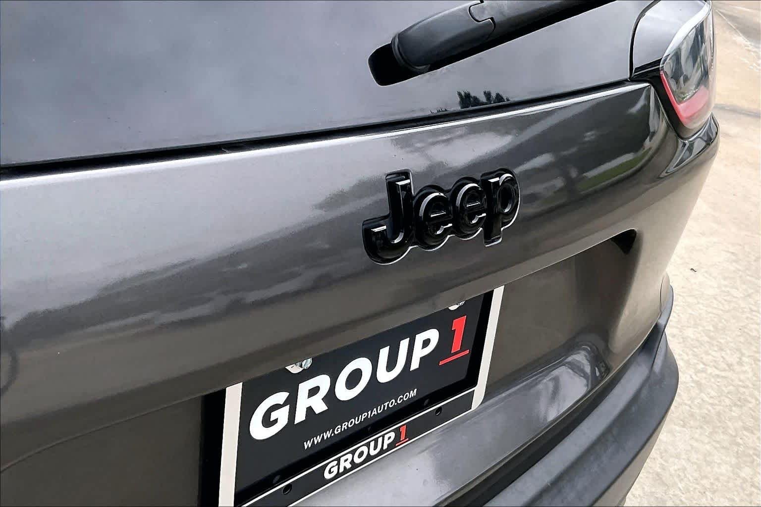 Used 2019 Granite Crystal Metallic Clearcoat Jeep Altitude image 30