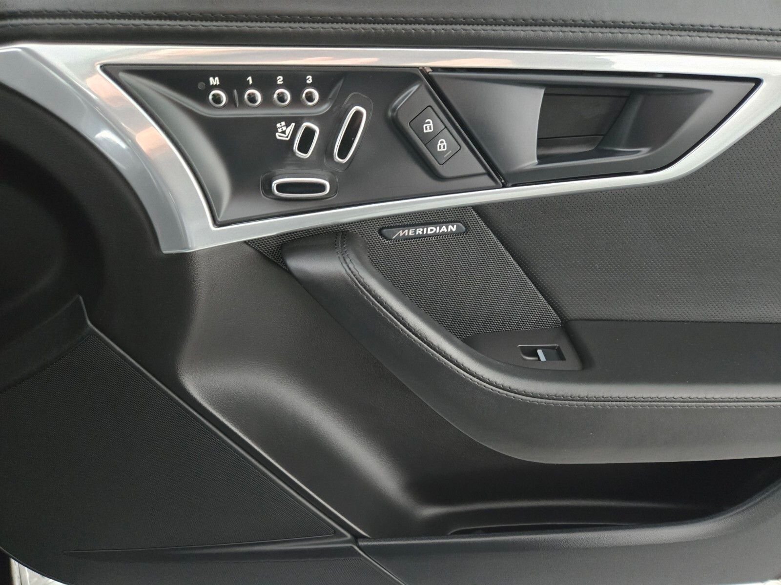 2023 Jaguar F-TYPE R-Dynamic - Photo 18