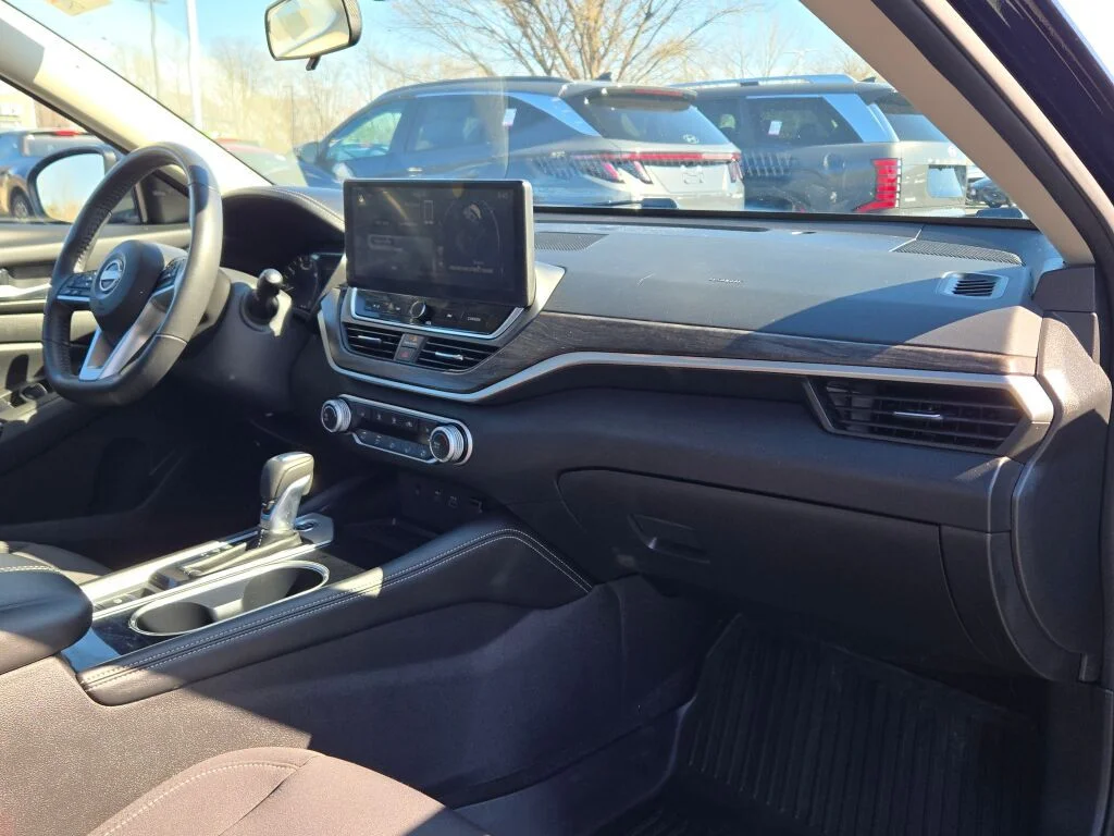 Used 2024 Black Nissan 2.5 SV image 7