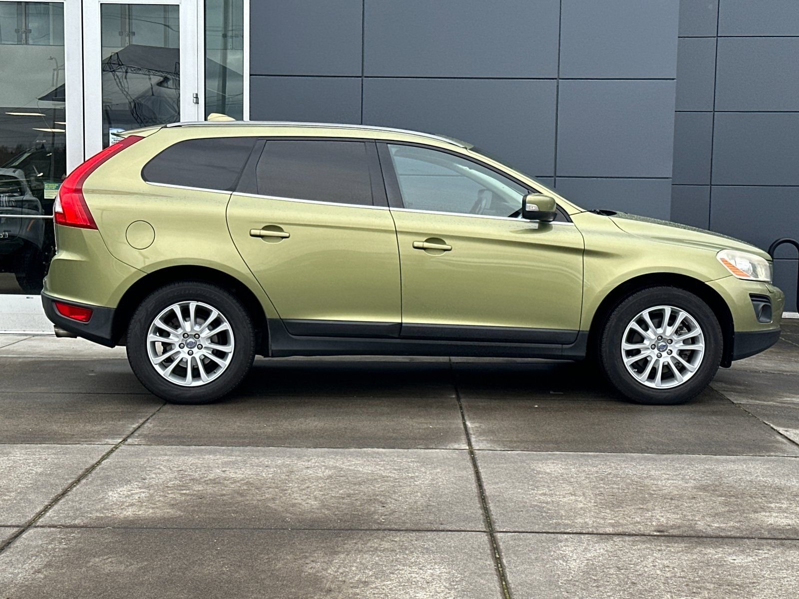 Used 2010 Lime Grass Green Volvo T6 image 2