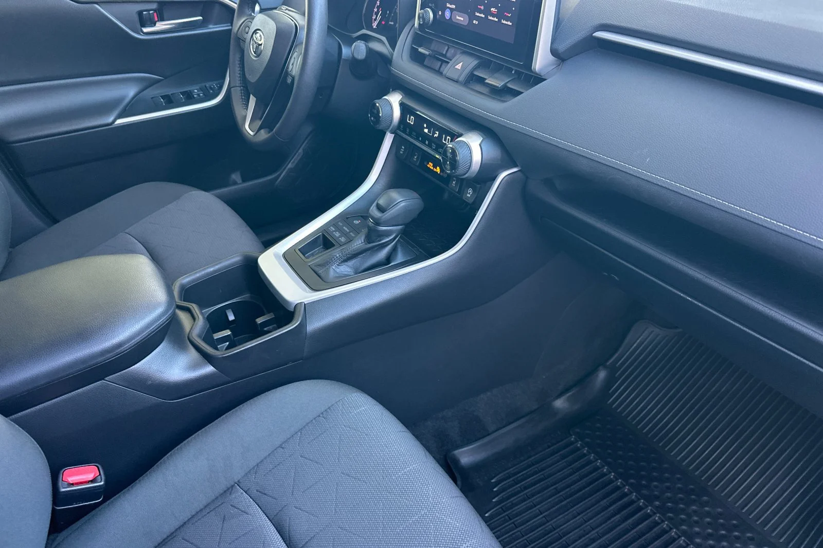 2023 Toyota RAV4 XLE - Photo 22