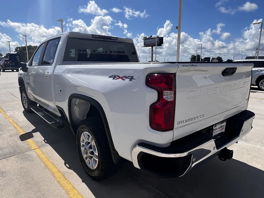 Used 2025 Summit White Chevrolet LT image 5