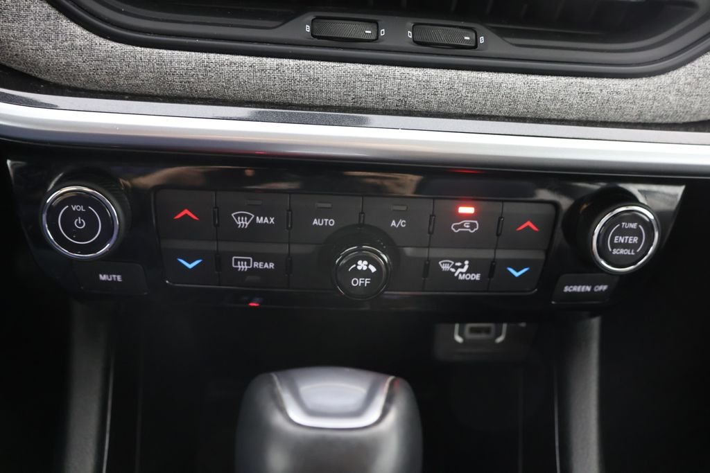 Used 2022 Silver Jeep Latitude image 15