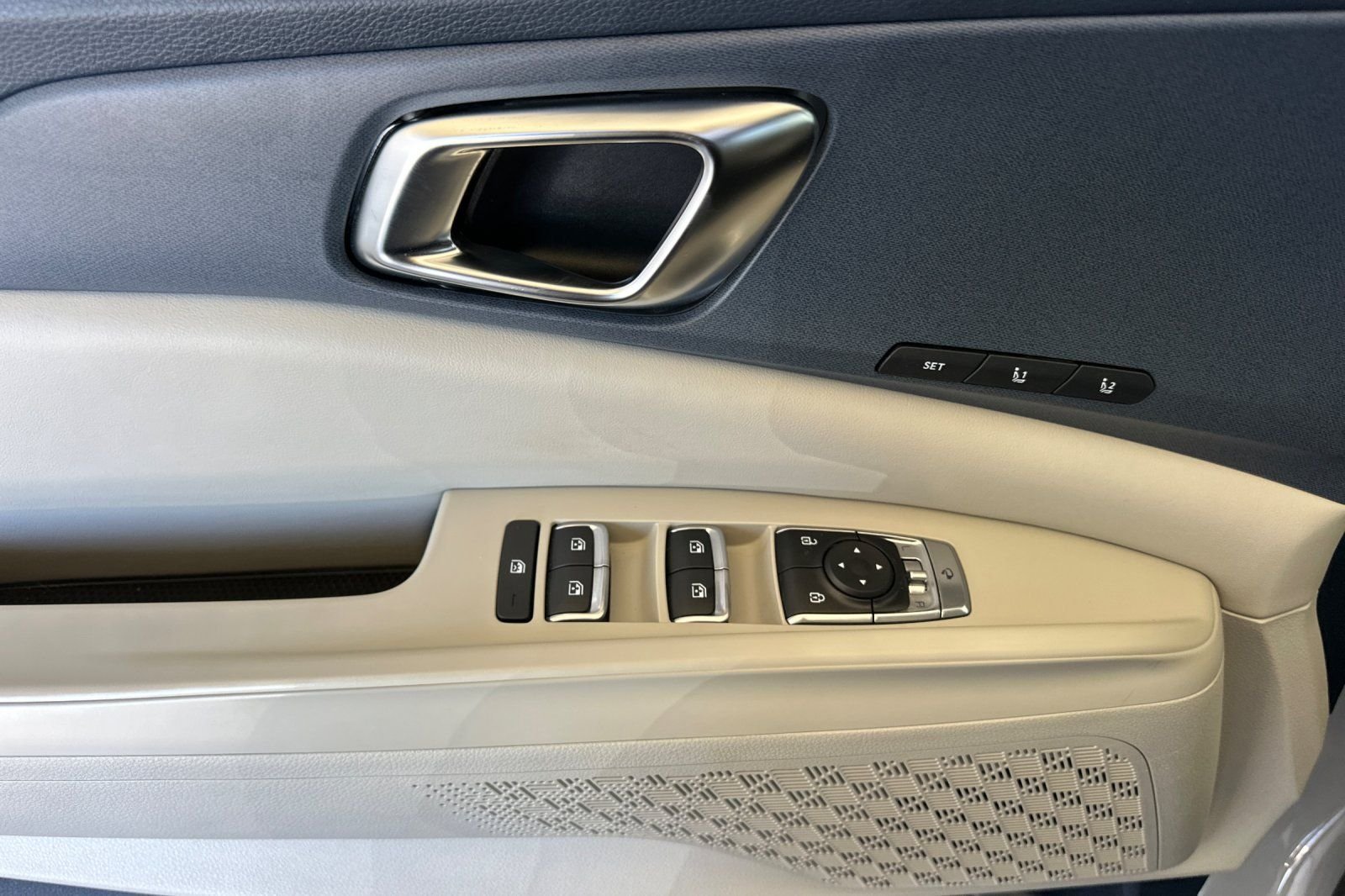 Used 2025 White Kia SX image 11