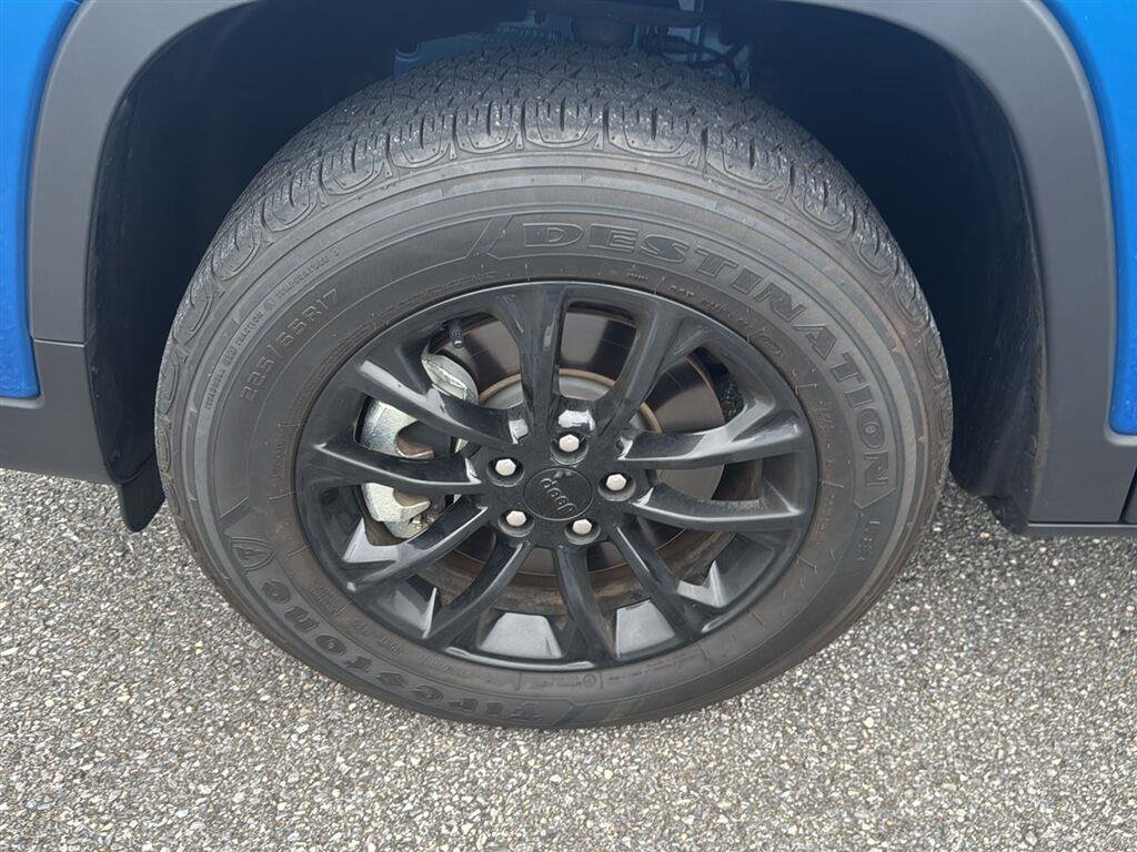 Used 2023 Hydro Blue Pearlcoat Jeep Altitude Lux image 11