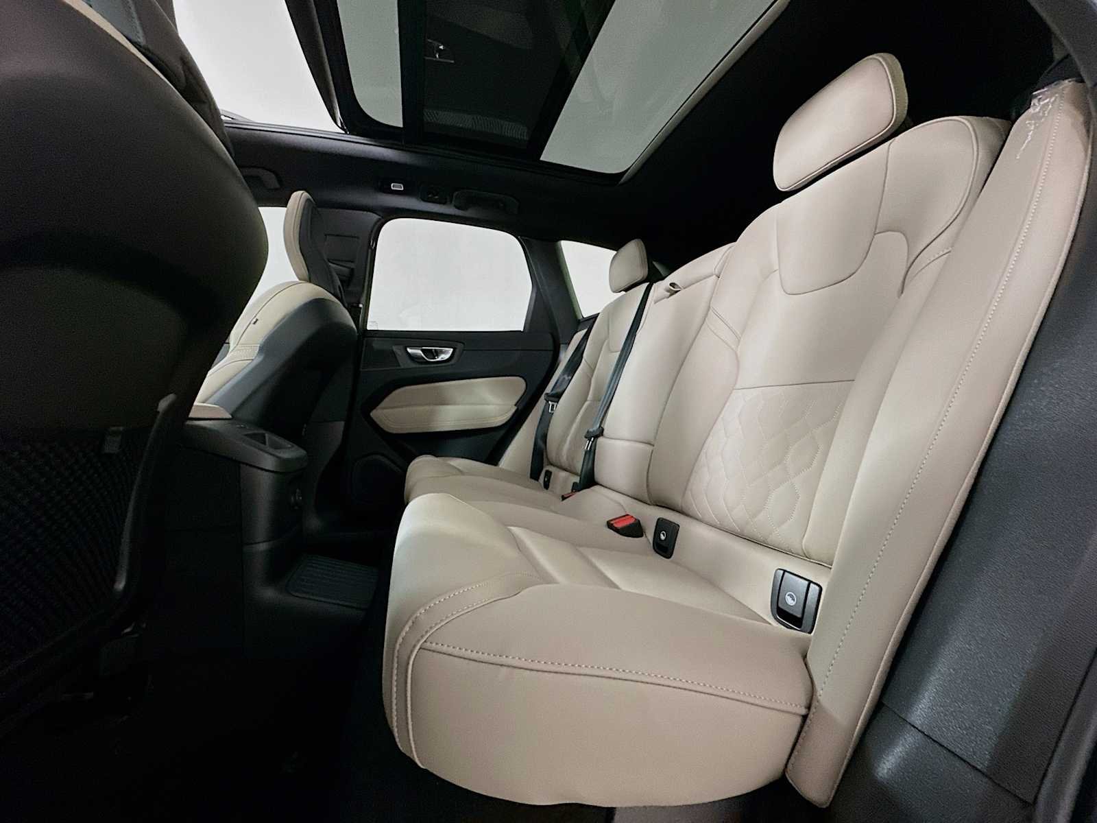New 2026 Crystal White Volvo Plus image 22