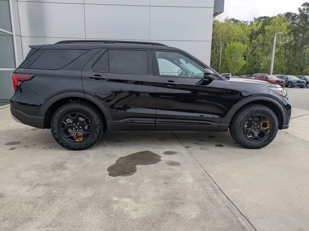 New 2026 Agate Black Metallic Ford Tremor image 3
